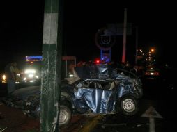 El chevy azu, propiedad del joven quedó totalmente destrozado.  /