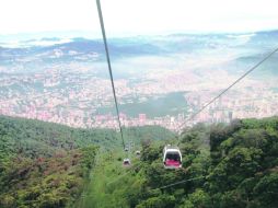A la cima. El teleférico Waraira Repano sube a la cumbre del Ávila; bella panorámica de Caracas.  /