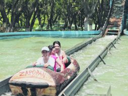 Aunque no se trata de una alberca para clavados, Los troncos aseguran que todos sus usuarios tendrán un refrescante chapuzón.  /