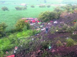 Aunque el conductor del autobús esquivó a dos camiones de carga, al final se precipitó a un barranco de 100 metros. EL UNIVERSAL  /