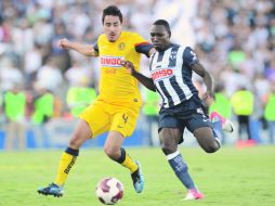El defensa americanista Efraín Juárez disputa el esférico con el volante rayado, Walter Ayoví. MEXSPORTS  /