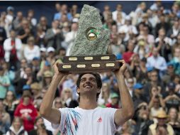 El tenista brasileño Thomasz Bellucci alza su trofeo tras imponerse al serbio Janko Tipsarevic. EFE  /