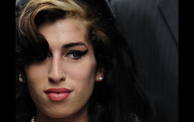 Las frondosas cabelleras recogidas en un moño y los ojos pintados, son habituales en los barrios del norte de Londres. ARCHIVO  /