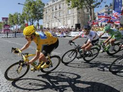 Wiggins recorrió los Campos Eliseos como el mejor del Tour, detrás de él están Cavendish (ganador de etapa) y Peter Sagan. AP  /