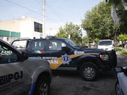 La policía de Zapopan y la PGJE acordonaron la zona donde se encontró al hombre decapitado en una bolsa.  /