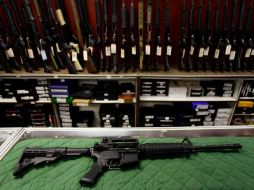 Un rifle de asalto AR-15, como el usado por el sospechoso, es exhibido en una tienda en Aurora, cerca del lugar del atentado. AFP  /