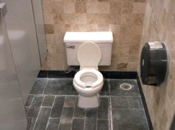 Alumnos de la Universidad Politécnica de Chiapas crearon el baño ecológico seco. ARCHIVO  /