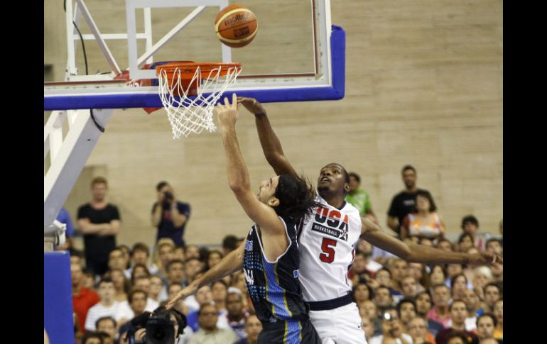 Kevin Durant (der) lucha por un rebote contra Luis Scola, en el duelo que sostuvieron en el Palau Sant Jordi de Barcelona. REUTERS  /