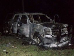 Los atacantes se apoderaron de un vehículo de la policía y otro particular, a los cuales prendieron fuego. ARCHIVO  /