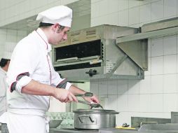 Práctica. Los estudiantes de la Escuela Culinaria Internacional pueden practicar en el restaurante - escuela.  /