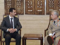 El presidente sirio Bachar Al Asad (I) junto al general del ejército Ali Abdalá Ayub en Damasco, Siria. EFE  /