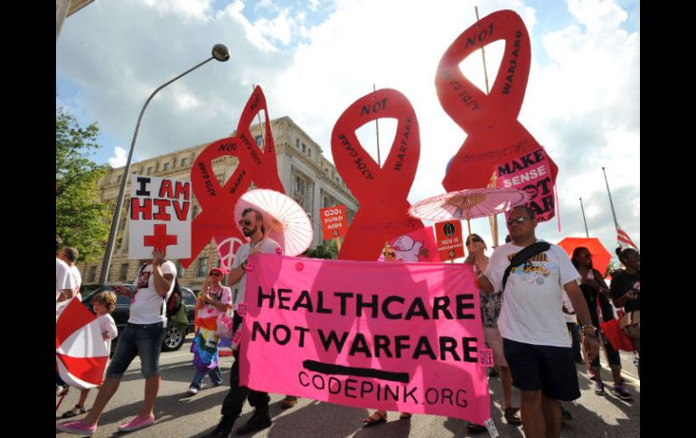 Miembros de la 'AIDS Healthcare Foundation' marchan en Washington con motivo de la cumbre. AP  /