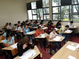 Algunos de los 94 mil 440 aspirantes que reprobaron aún mantienen la probabilidad de ocupar una de las plazas disponibles. ARCHIVO  /