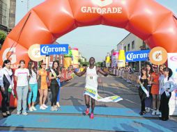 Triunfador. Joseph Ngetich cruza la meta.  /