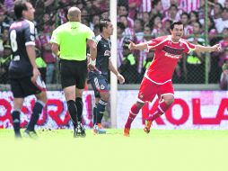 Juan Carlos Cacho festeja el segundo gol de los Diablos. AP  /