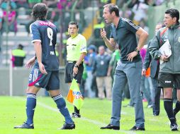 El técnico John van’t Schip (der.) da instrucciones a Omar Arellano, en el debut oficial del holandés al frente de Chivas. MEXSPORT  /