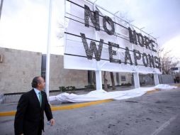 En febrero, Calderón develó un espectacular en la frontera de Ciudad Juárez con la leyenda 'No more weapons' (No más armas). ARCHIVO  /