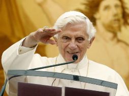 Benedicto XVI saluda a feligreses desde el balcón del Palacio Apostólico durante el rezo del Angelus en Roma, Italia. EFE  /