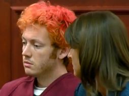 Con la mirada débil, Holmes se mostró ajeno a lo que sucedía en la sala del tribunal. AP  /