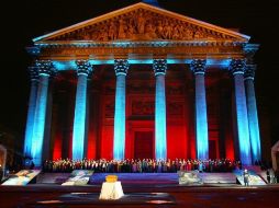 En la foto: traslado de las cenizas de Alejandro Dumas al Panteón de París el 30 de noviembre de 2002. AFP  /