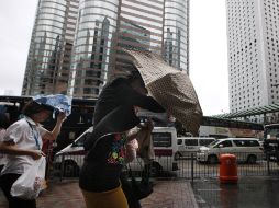 En las grandes ciudades, como Hong Kong, se perciben fuertes rachas de viento. AP  /