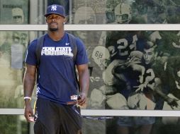 Silas Reed deja las instalaciones de Penn State luego de escuchar la determinación de la NCAA. AP  /