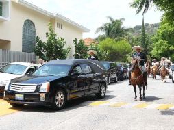 Charros acompañaron la carroza fúnebre.  /
