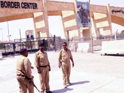 Soldados iraquíes resguardan un paso fronterizo en Rabia-Alyaroubia, en la ciudad de Mosul, en el norte de Irak. EFE  /