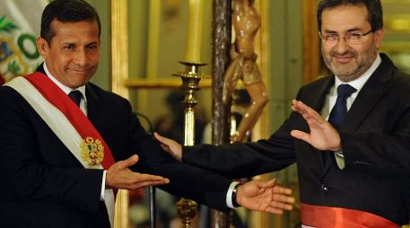 El presidente del Perú, Ollanta Humala (i), posa después de juramentar al nuevo primer ministro de Perú, Juan Jiménez Mayor. EFE  /