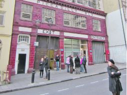 Uso diferente. La entrada a la estación de Aldwych, que tiene cerca de 20 años haber quedado fuera de actividad. ESPECIAL  /