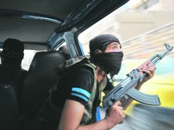 Rebeldes del Ejército Libre Sirio a la caza de francotiradores del Ejército de Bashar. AFP  /