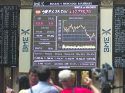 En picada.- La Bolsa de Valores española iba hacia abajo a media jornada. AP  /