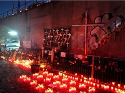 El lugar del desastre ocurrido hace dos años durante el Loveparade luce cubierto con velas. EFE  /