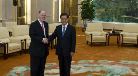 El asesor de Seguridad de EU, Tom Donilon (izq), y el presidente chino, Hu Jintao, reunidos en el Gran Salón del Pueblo, Beijing. EFE  /