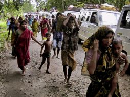 Civiles desplazados buscan refugio en campamentos ubicados en puntos más seguros de la región, tras dejar sus casas. AP  /