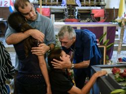 Familiares de Oswaldo Payá durante su funeral, realizado en La Habana, Cuba. AFP  /
