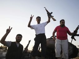 Un soldados rebeldes sirios hacen el signo de la victoria subidos en un tanque en Aleppo. EFE  /