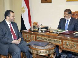 El presidente egipcio Mohamed Morsi (der) en reunión con el primer ministro, Hisham Qandil, (izq) en El Cairo. EFE  /