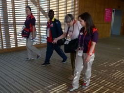 Voluntarios ayudan a un periodista en el Centro de Prensa de Londres. AFP  /