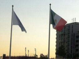 En la Villa, México y los cinco aros olímpicos ondean al unísono.  /