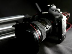 El trabajo de Francisco Hidalgo, detrás de una cámara fotográfica, fue expuesto en galerías de Madrid, París y Japón. ARCHIVO  /