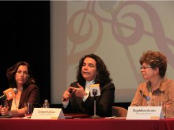 La directora del INBA, Teresa Vicencio, la líder de Conaculta, Consuelo Sáizar y la directora de Canal 22, Magdalena Acosta. NTX  /