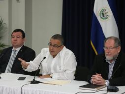 El presidente salvadoreño, Mauricio Funes (c), en reunión con las cúpulas de los seis partidos políticos para abrir un diálogo. EFE  /