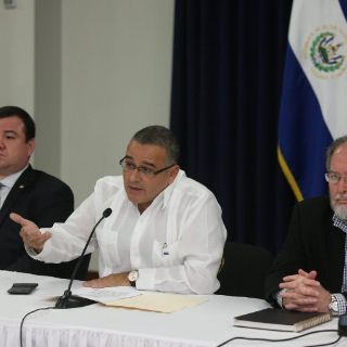 Salvadoreños apoyan mediación del presidente en crisis de poderes