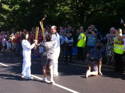 La activista Vicky Harding al momento de recibir la flama olímpica.  /