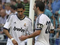 Ángel Di María (i), es felicitado por su compañero Gonzalo Higuaín tras marcar gol. EFE  /