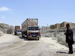 Un oficial de seguridad paquistaní hace guardia en una carretera por la que circulan los camiones de la OTAN. EFE  /