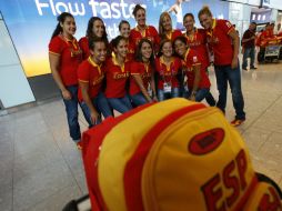 Las integrantes de la selección española de waterpolo a su llegada esta tarde al aeropuerto de Heathrow. EFE  /