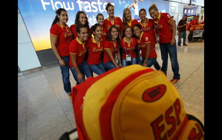 Las integrantes de la selección española de waterpolo a su llegada esta tarde al aeropuerto de Heathrow. EFE  /