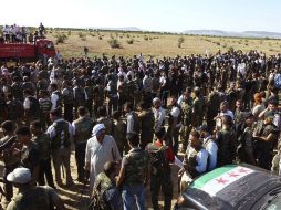 Fuerzas armadas de la oposición siria reunidos cerca de la cuidad de Alepo, la ciudad más grande de Siria. EFE  /